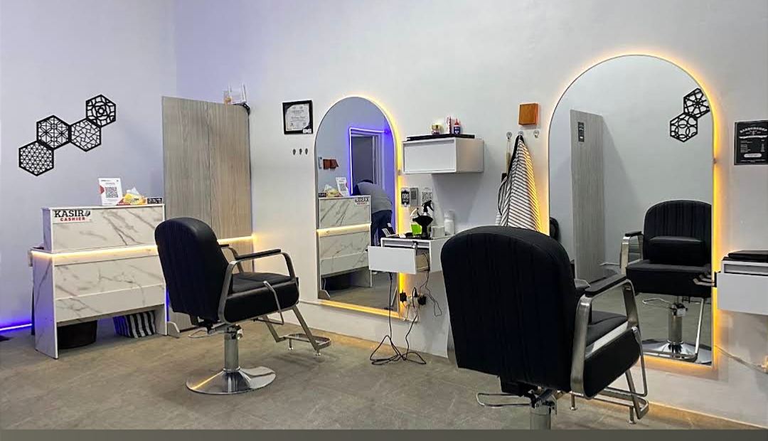 Sudut pandang pelanggan duduk di kursi barber NOOK.