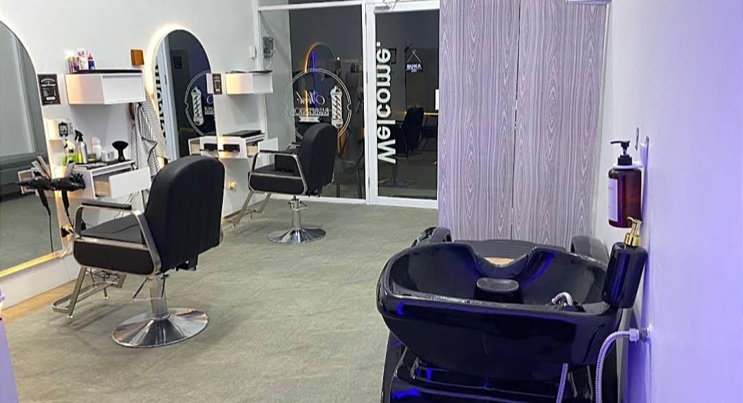 Suasana keseluruhan ruangan NOOK Barbershop, area kasir dan tunggu.