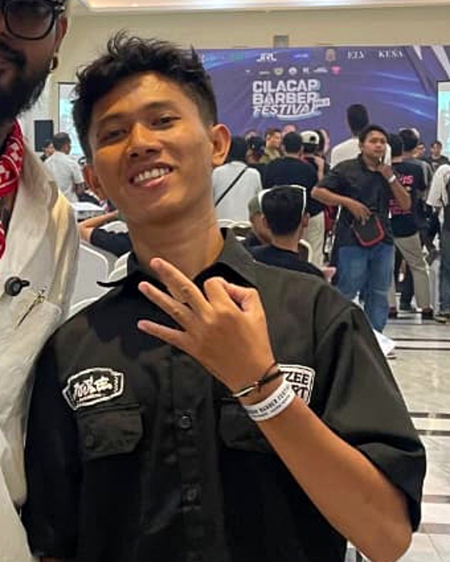 Diky, certified barber di NOOK Barbershop.