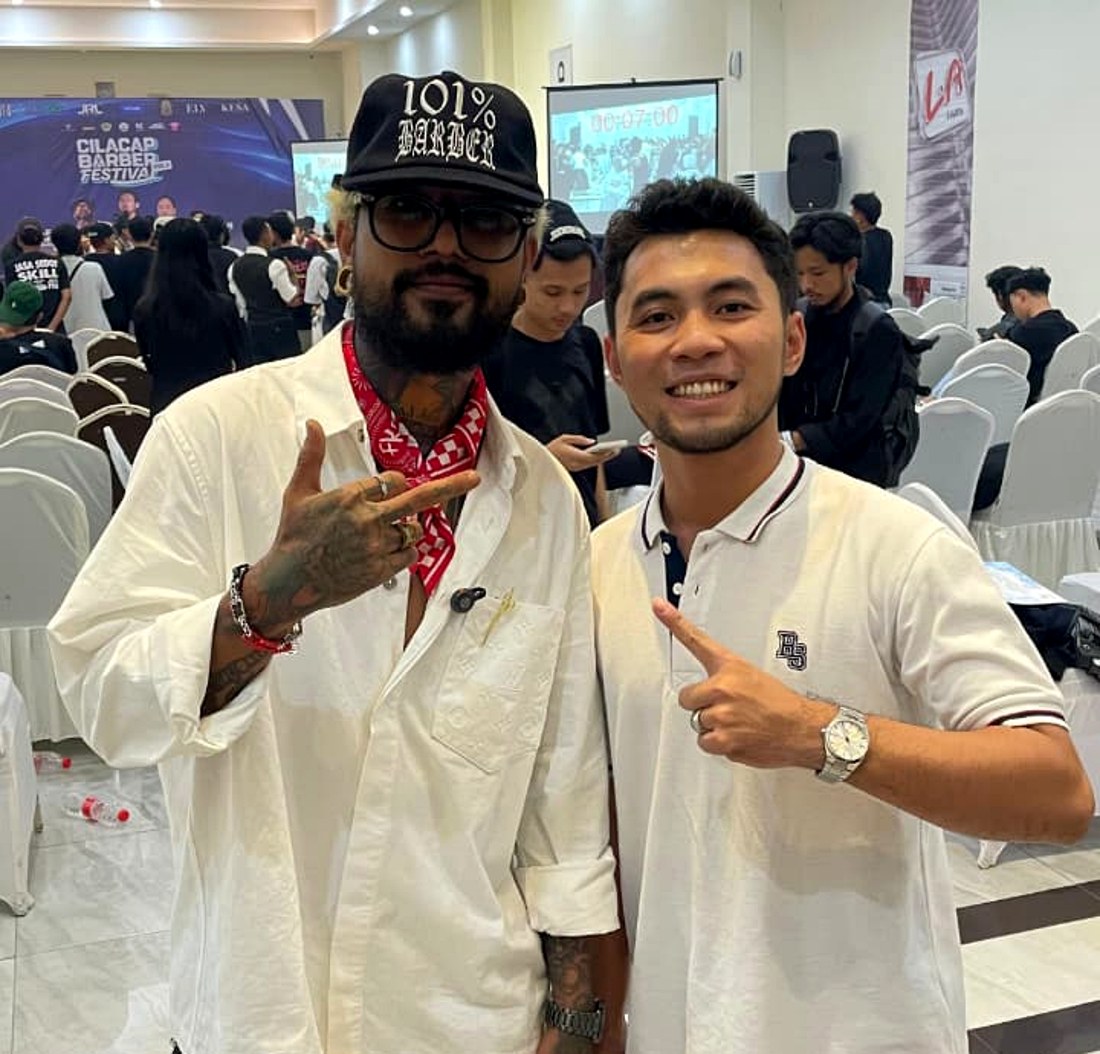Nur Wahyuhidayat bersama praktisi dari komunitas 101% Barber di Cilacap Barber Festival.