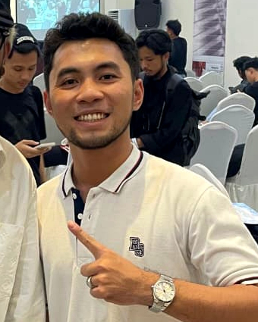Nur Wahyuhidayat, certified barber di NOOK Barbershop.